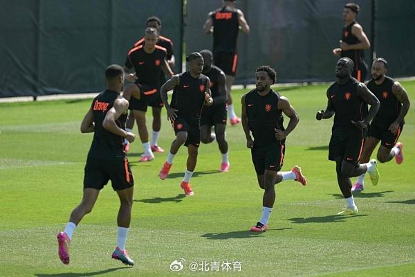 “村超”又迎外交官足球队