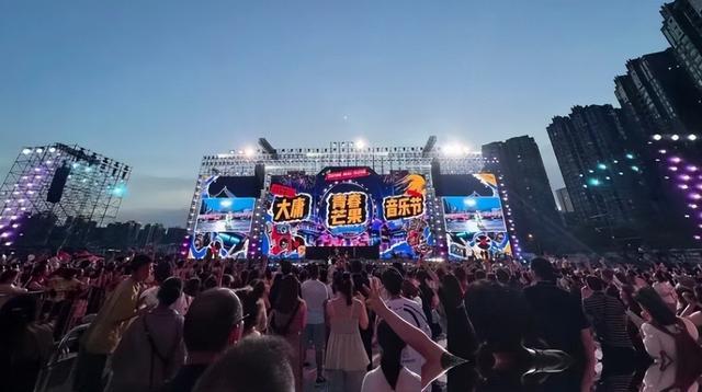 奥运冠军刘翔发文向网友征求意见:上海市体育局让我买断或当教练上班,我该怎么办?