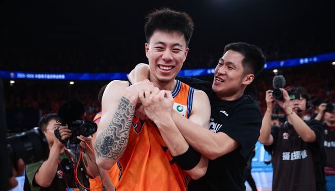 为什么说尼克斯53年首冠>马刺5次捧杯？