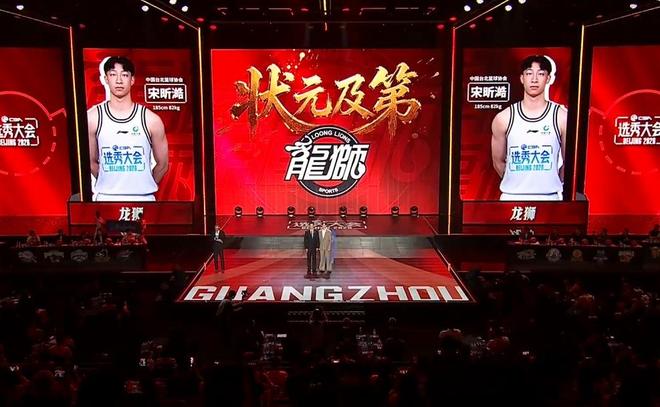 导游拍下尼泊尔高山冰崩瞬间