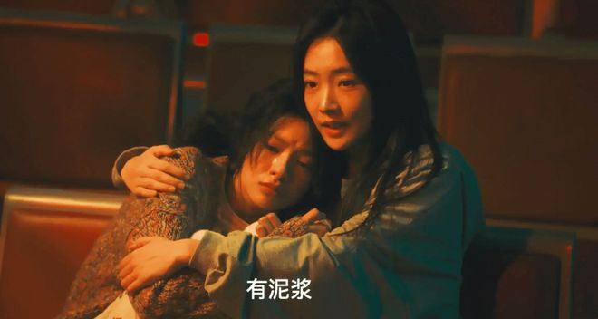 大跌眼镜！王思聪女友生图曝光：他陪29岁女友逛奥塞博物馆，懒懒很瘦染黄色头发，像精神小妹