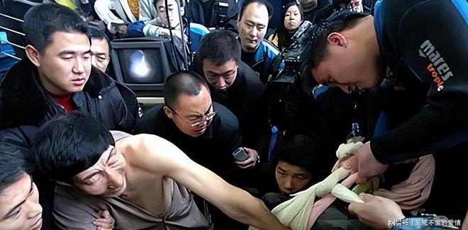 戴伟浚晒与韦世豪合影:跟豪哥换球衣,追星成功