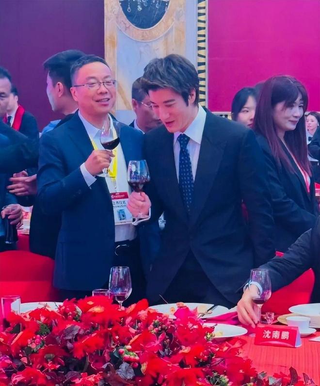 9年赚2.03亿美金！接受老将底薪！西蒙斯把话挑明，他要重返NBA