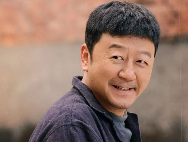 尴尬!巴西男球迷看台上紧盯女伴胸部看 被转播镜头拍到后生无可恋