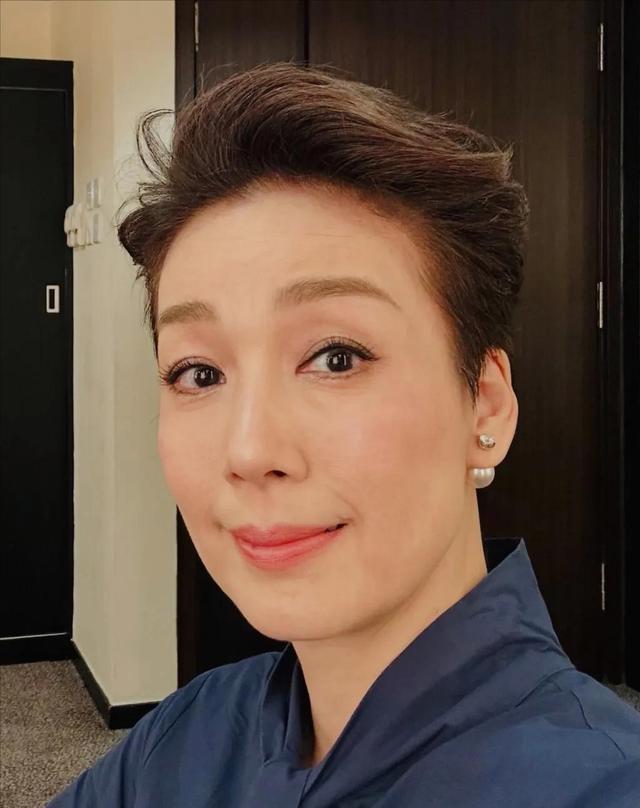 美女球迷世界杯冲场裸奔?真相曝光:AI假视频 证据是球衣颜色